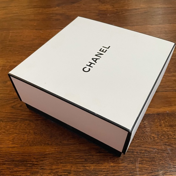 Chanel Gift Box - Picture 2 of 6